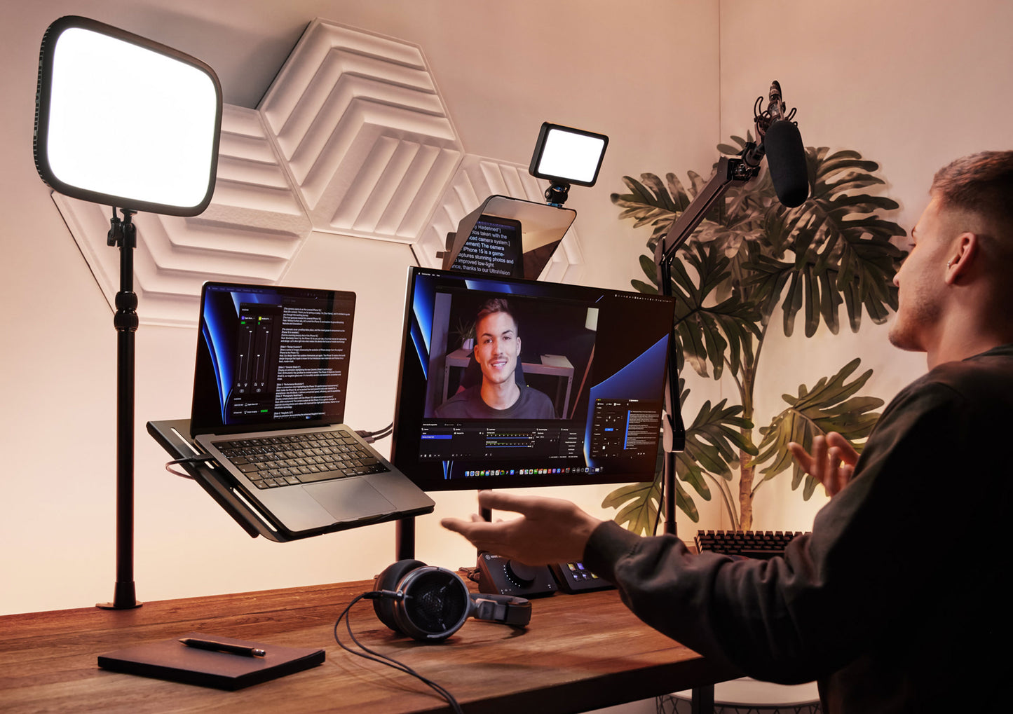 Elgato Prompter - Teleprompter with Built-in Screen for YouTube, Twitch & Video Calls screenshot 5 — PEESHEE Ai