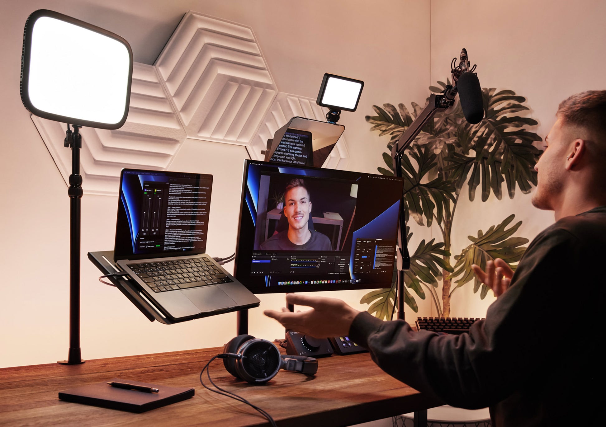 Elgato Prompter - Teleprompter with Built-in Screen for YouTube, Twitch & Video Calls